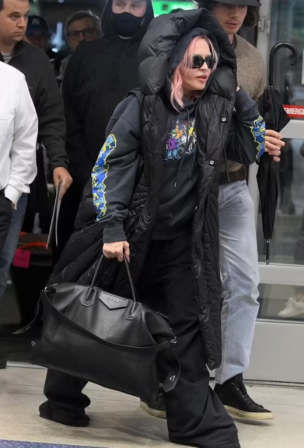 Madonna vestindo uma roupa no estilo ouversized