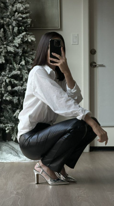 Camisa Branca com calça de couro