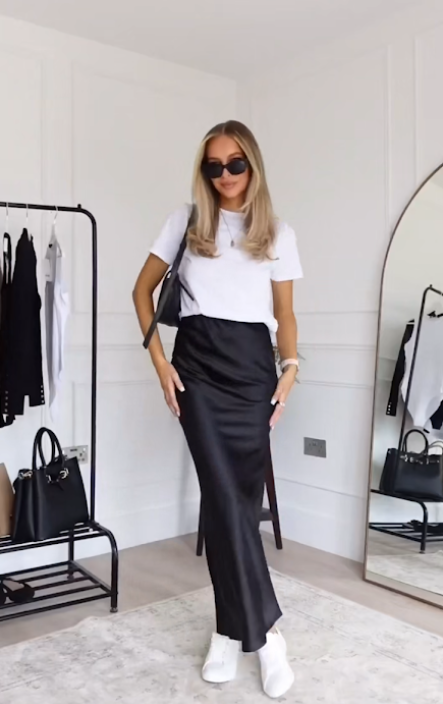 look de camiseta com saia de cetim