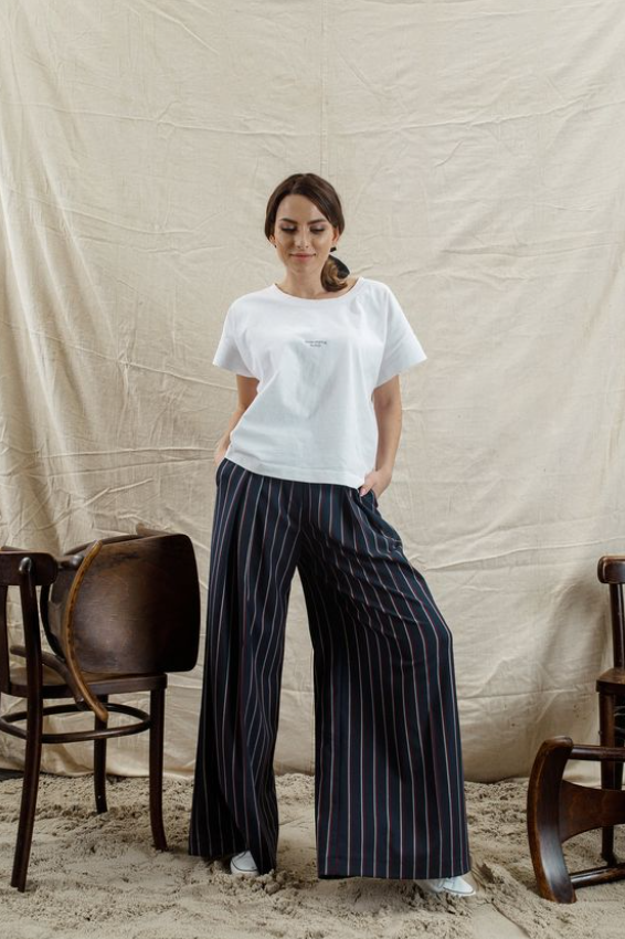 calça pantalona - look casual com camiseta básica