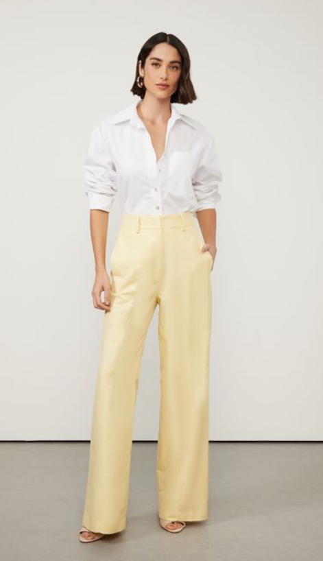 camisa branca com calça de alfaiataria para um look mais profissional