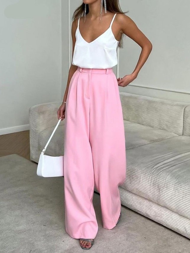 Calça wide leg rosa com blusa off white de alcinha