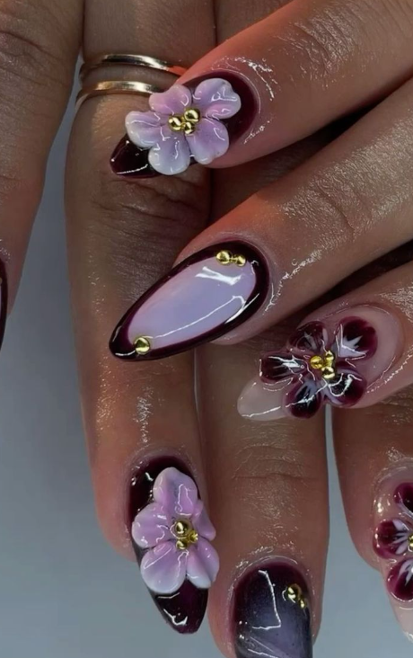 unha em gel escura com detalhes em alto relevo lilás - flores