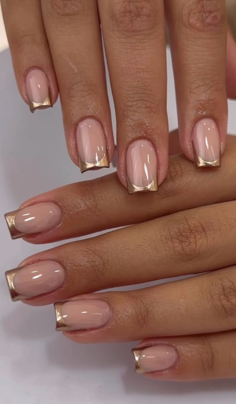 unha em gel nude quadrada com francesinha em dourada