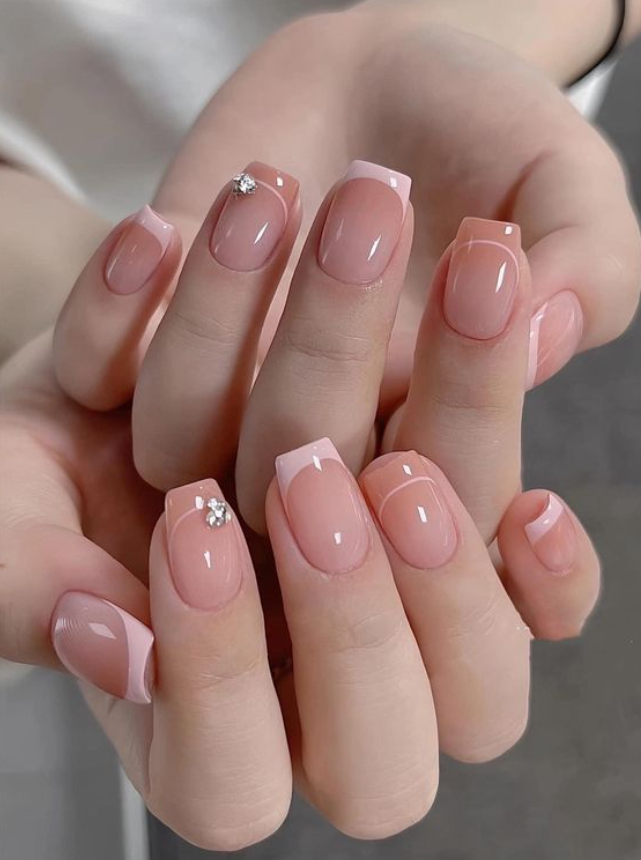 unha em gel nude quadrada com detalhe de strass