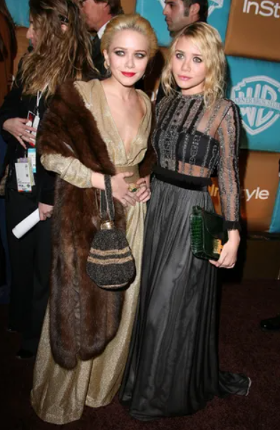 As gêmeas Marykate e Ashley Olsen com looks Boho Chic