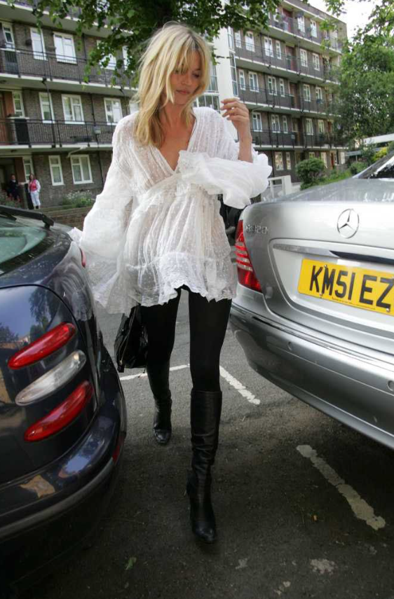 Kate Moss usando vestido boho Chic branco com babados