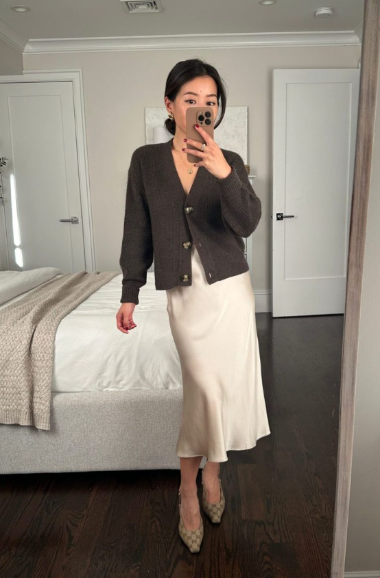 Saia midi de setim com cardigan