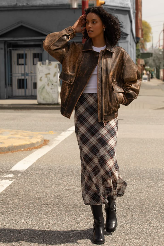 Saia midi com jaqueta de couro over