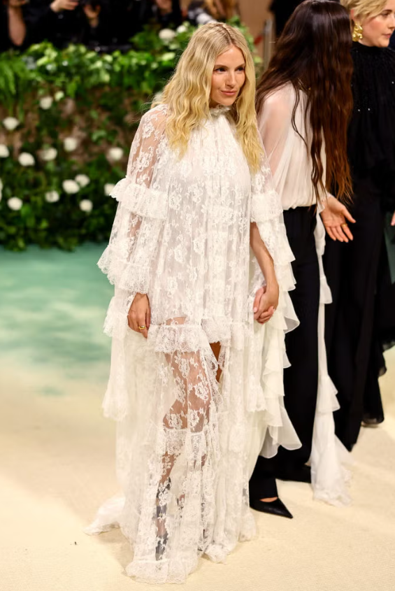 Sienna Miller usando vestido Boho Chic branco