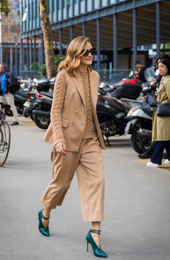 Look monocromático com colete feminino de alfaiataria - bege