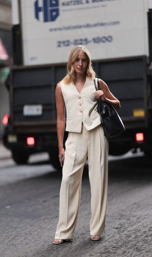 Mulher usando um colete feminino de alfaiataria fechado 01