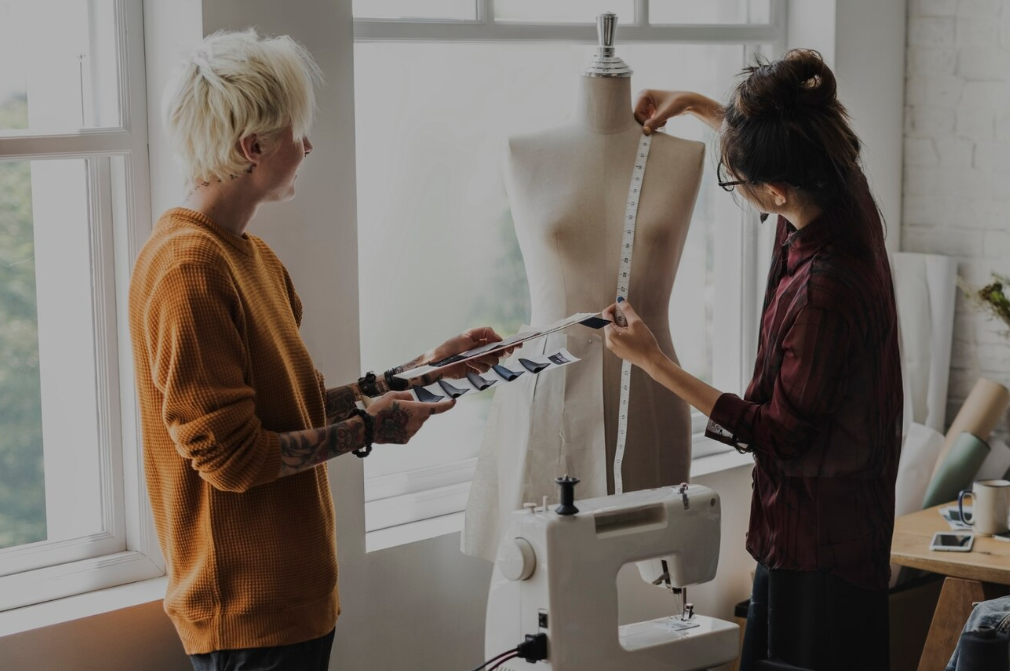 mulher trabalhando com alfaiataria em um studio de costura - atelier